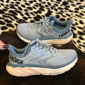 HOKA one one Women’s ARAHI 5  size 6.5!! Basically brand new light blue